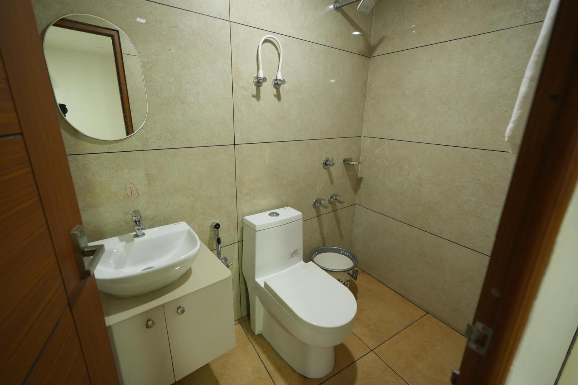 Amsher Suit Lulu Mall Road Hotel Kochi Eksteriør billede